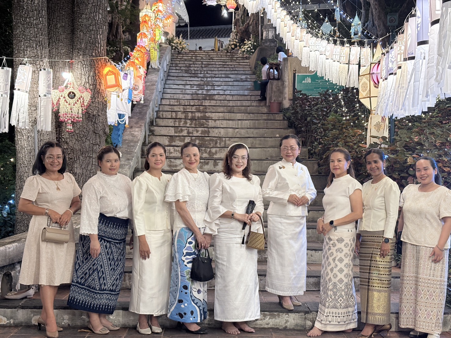title - ปฏิรูปที่ดินจังหวัดเพชรบุรี ร่วมงานตามประทีปโคมไฟเนื่องในเทศกาลวิสาขบูชา ประจำปี 2569 และพิธีสวดพระพุทธมนต์ เจริญจิตตภาวนาอุทิศถวายแด่สมเด็จพระนางเจ้าสิริกิติ์ พระบรมราชินีนาถ พระบรมราชชนนีพันปีหลวง และเวียนเทียนรอบพระธาตุจอมเพชร